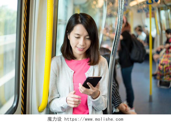 女孩坐着玩手机公交车亚洲年轻女人
